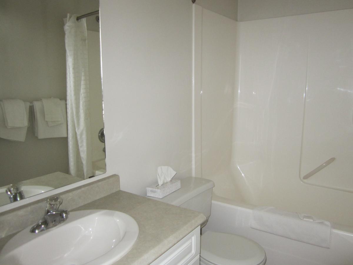 Kacee'S Northern Suites Fort Nelson Dış mekan fotoğraf